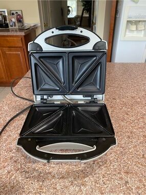 Black 4-Slice Sandwich Maker - Non-Branded